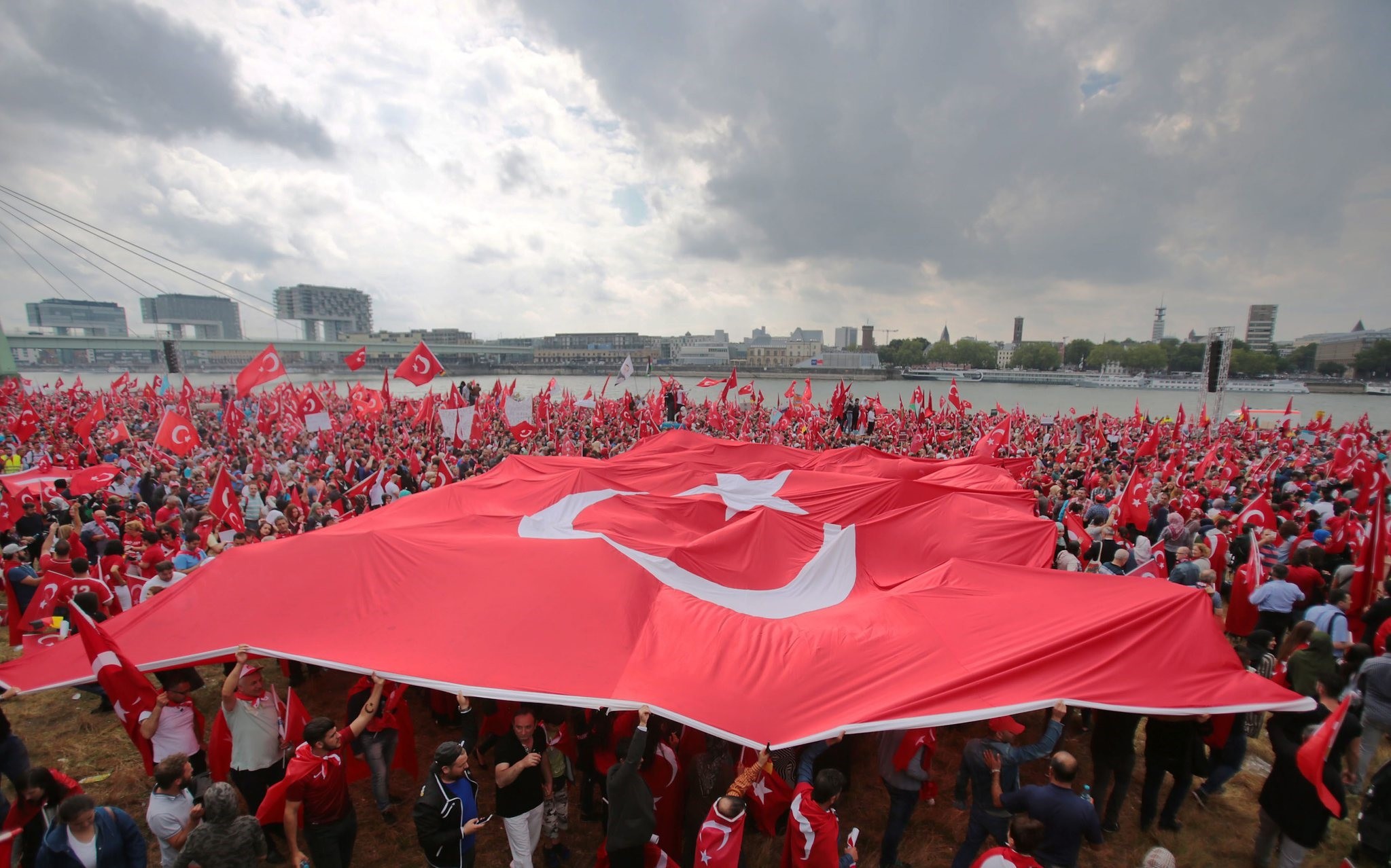 Altında siyah katmanlı alt bilgi arka plan görseli